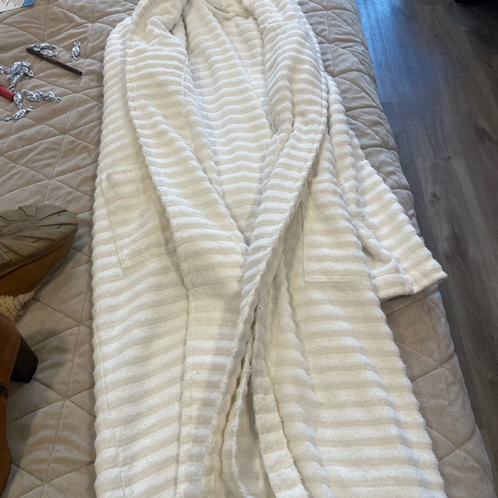 Cozy garnet hill White Robe
